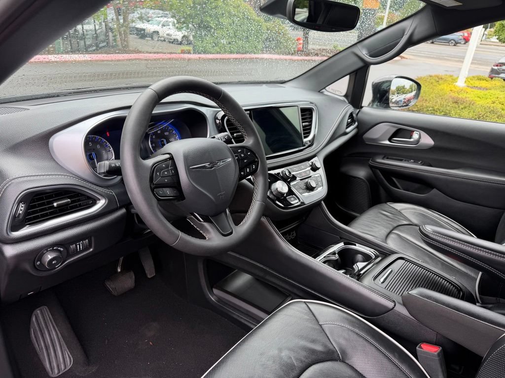 Used 2025 Chrysler Pacifica Limited FWD image 16