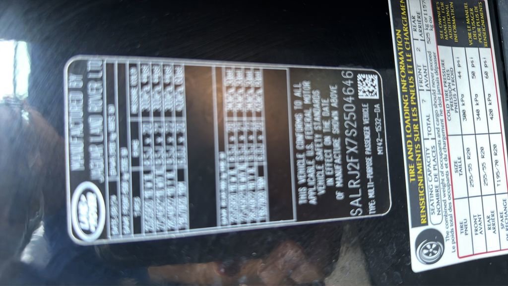 Used 2025 Land Rover Discovery S image 32