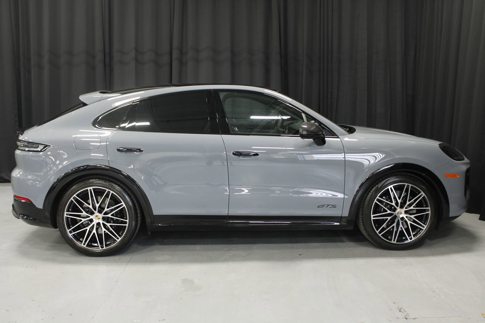 Certified 2025 Porsche Cayenne GTS AWD/4WD image 12