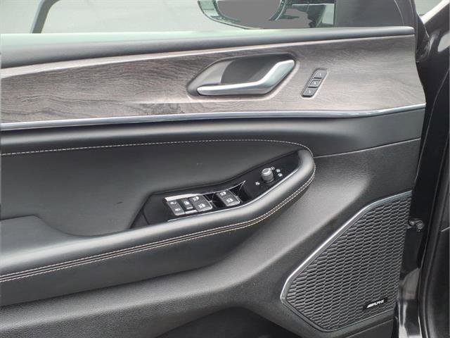 Used 2023 Jeep Grand Cherokee Overland image 9