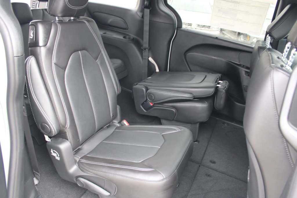New 2026 Chrysler Pacifica Select image 30