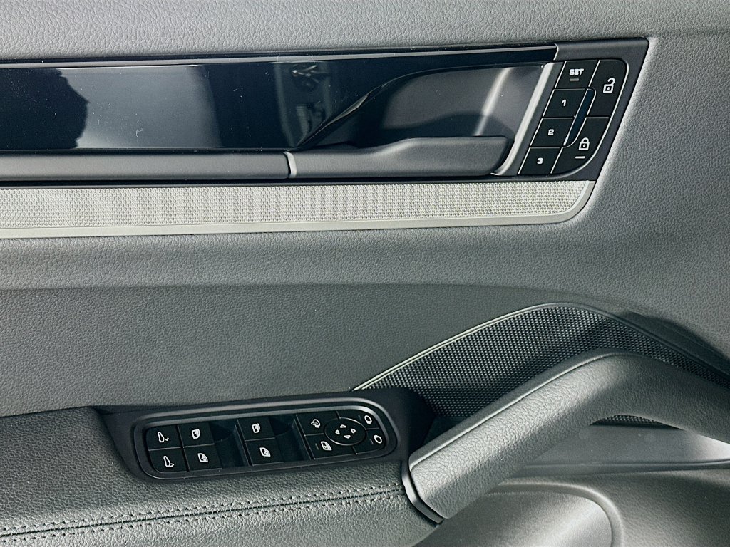New 2026 Porsche Cayenne Coupe AWD/4WD image 19