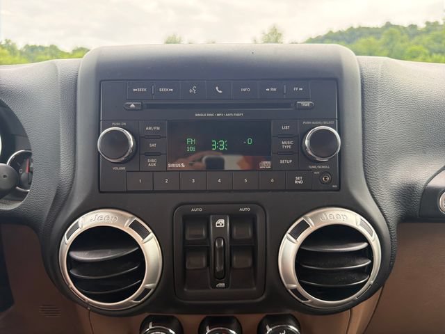 Used 2017 Jeep Wrangler Unlimited Rubicon w/ Connectivity Group AWD/4WD image 19