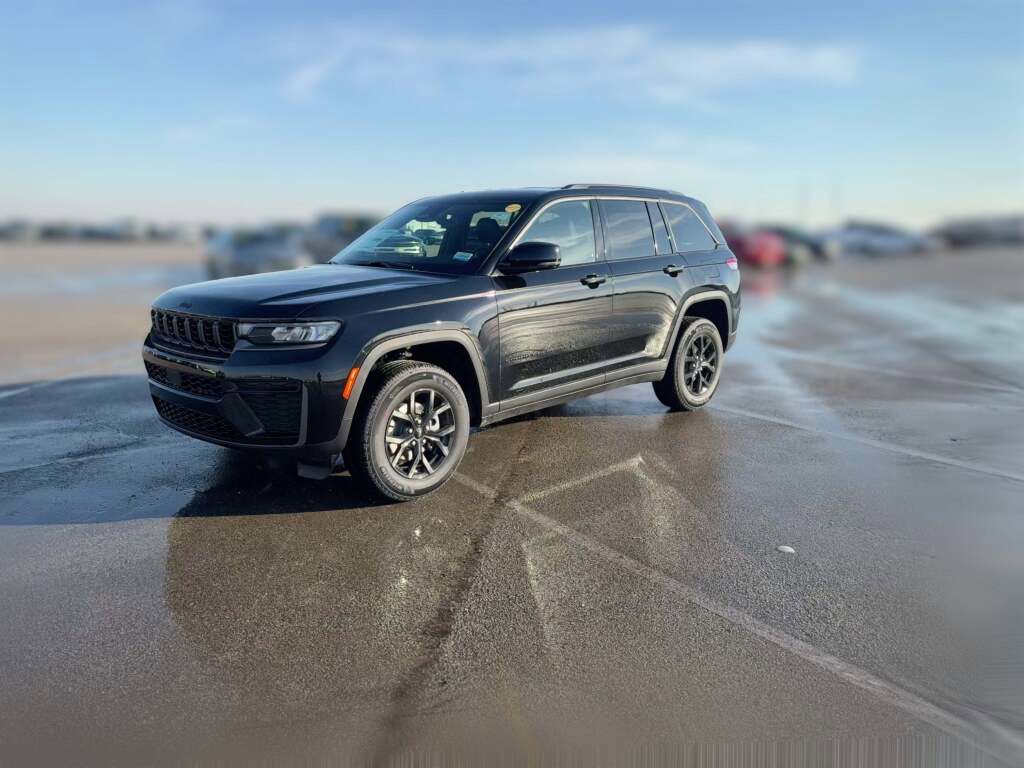 New 2026 Jeep Grand Cherokee Altitude image 4