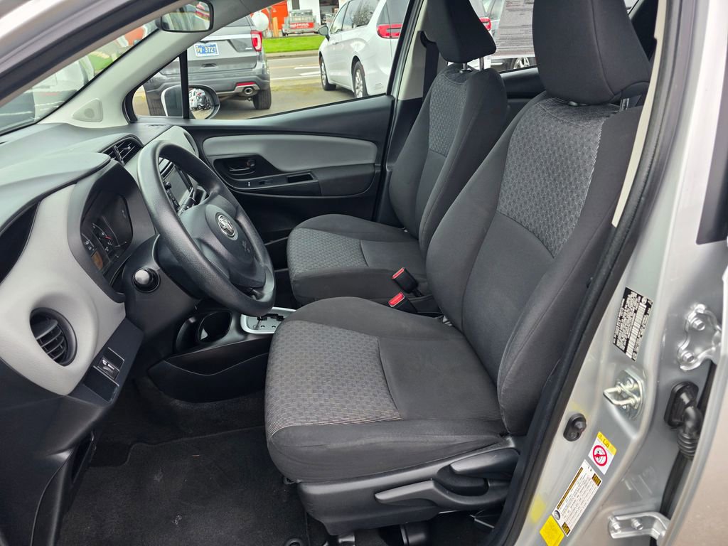Used 2016 Toyota Yaris L image 4
