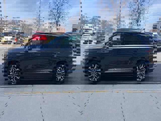 Used 2023 Lincoln Aviator Reserve w/ Elements Package Plus image 4