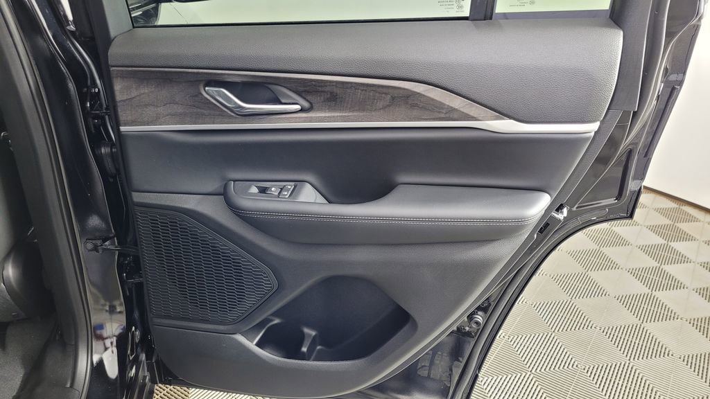 New 2025 Jeep Grand Cherokee Limited w/ Black Appearance Package image 31