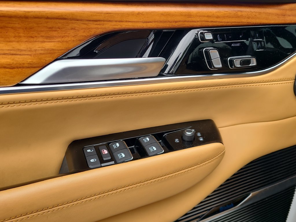 Used 2024 Jeep Grand Wagoneer Series III AWD/4WD image 17