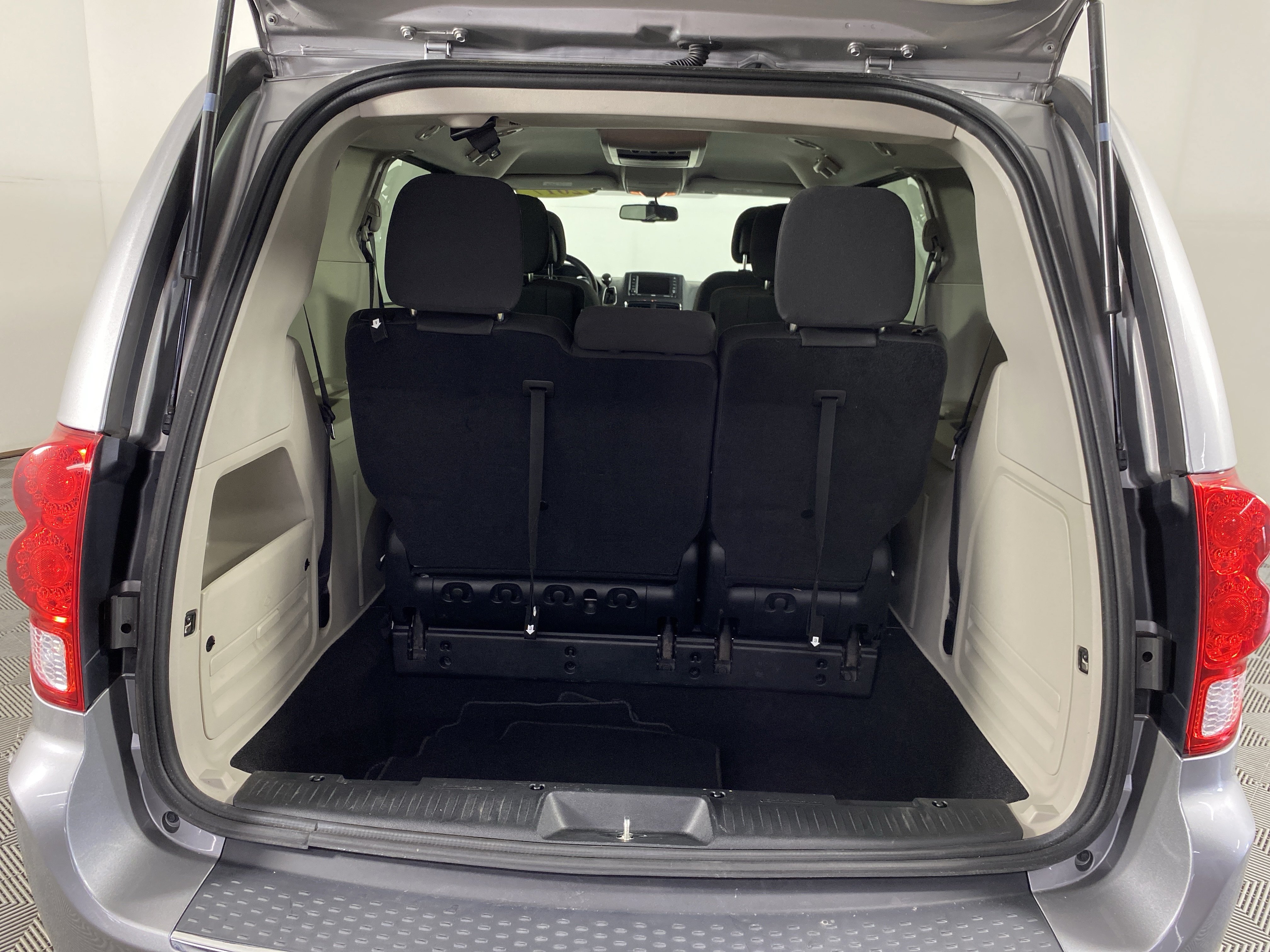 Used 2017 Dodge Grand Caravan SE w/ Power Window Group FWD image 33