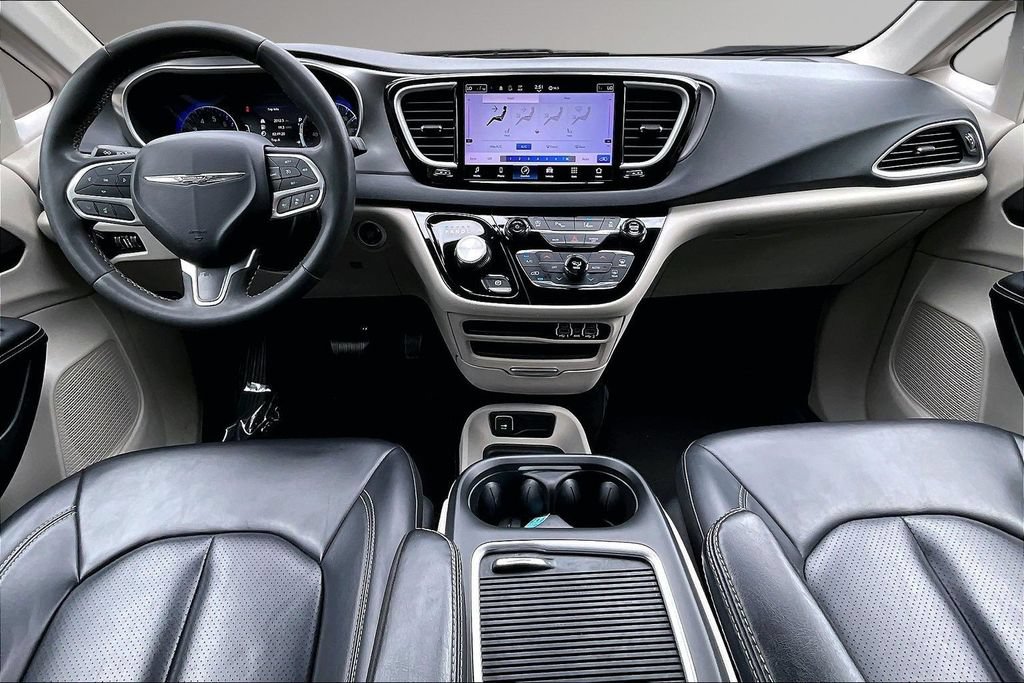 Used 2023 Chrysler Pacifica Touring-L FWD image 8