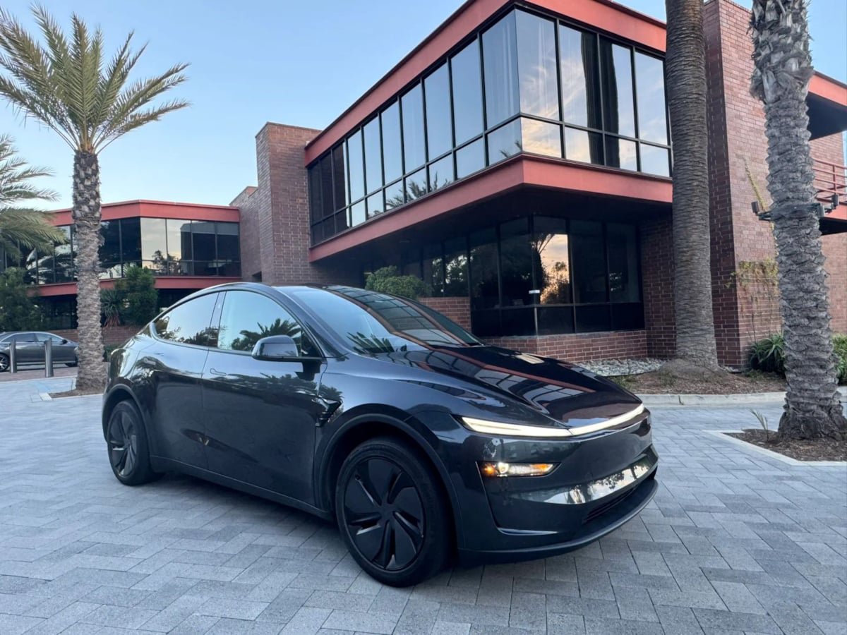 Used 2026 Tesla Model Y Long Range RWD image 3