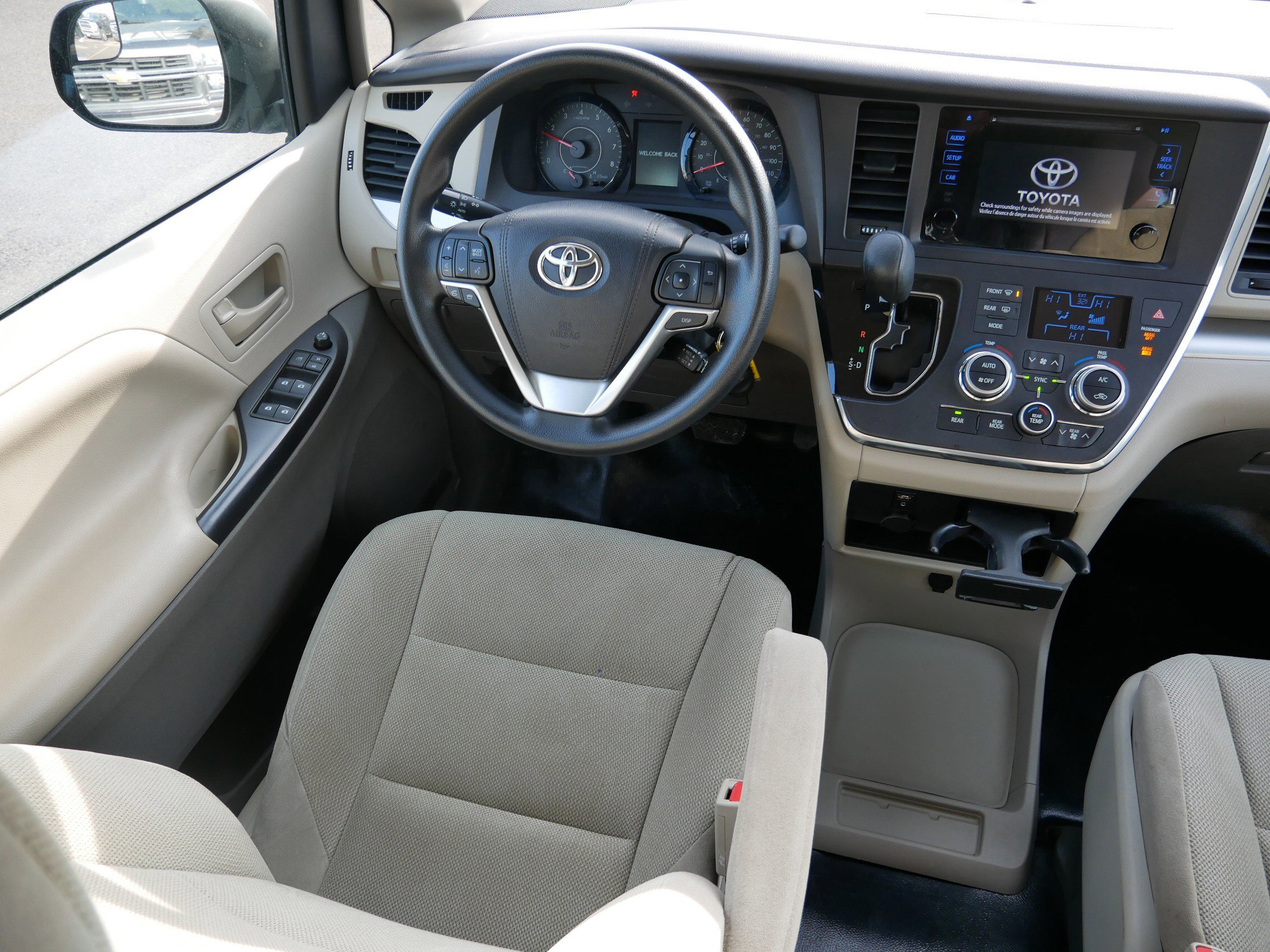 Used 2015 Toyota Sienna L image 9