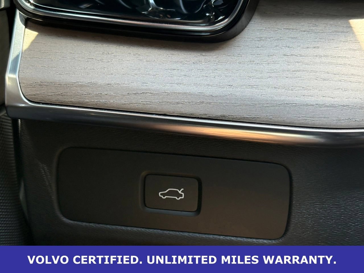 Certified 2025 Volvo XC90 B6 Plus AWD/4WD image 18