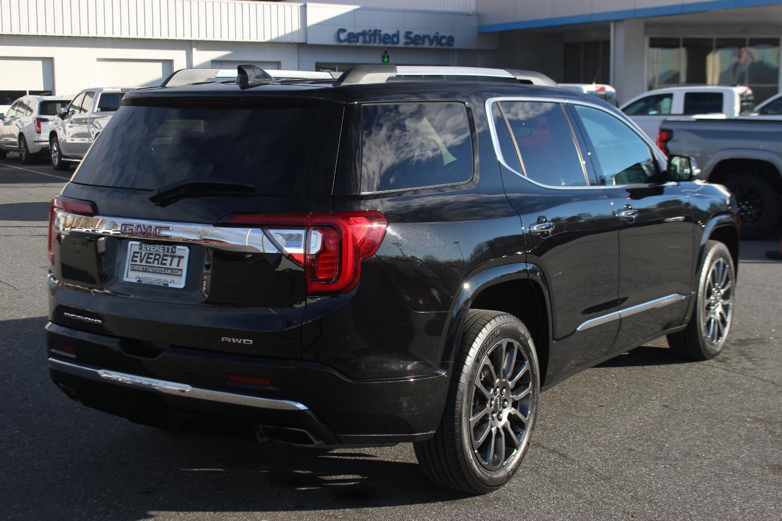 Used 2023 GMC Acadia Denali w/ Black Diamond Edition image 7