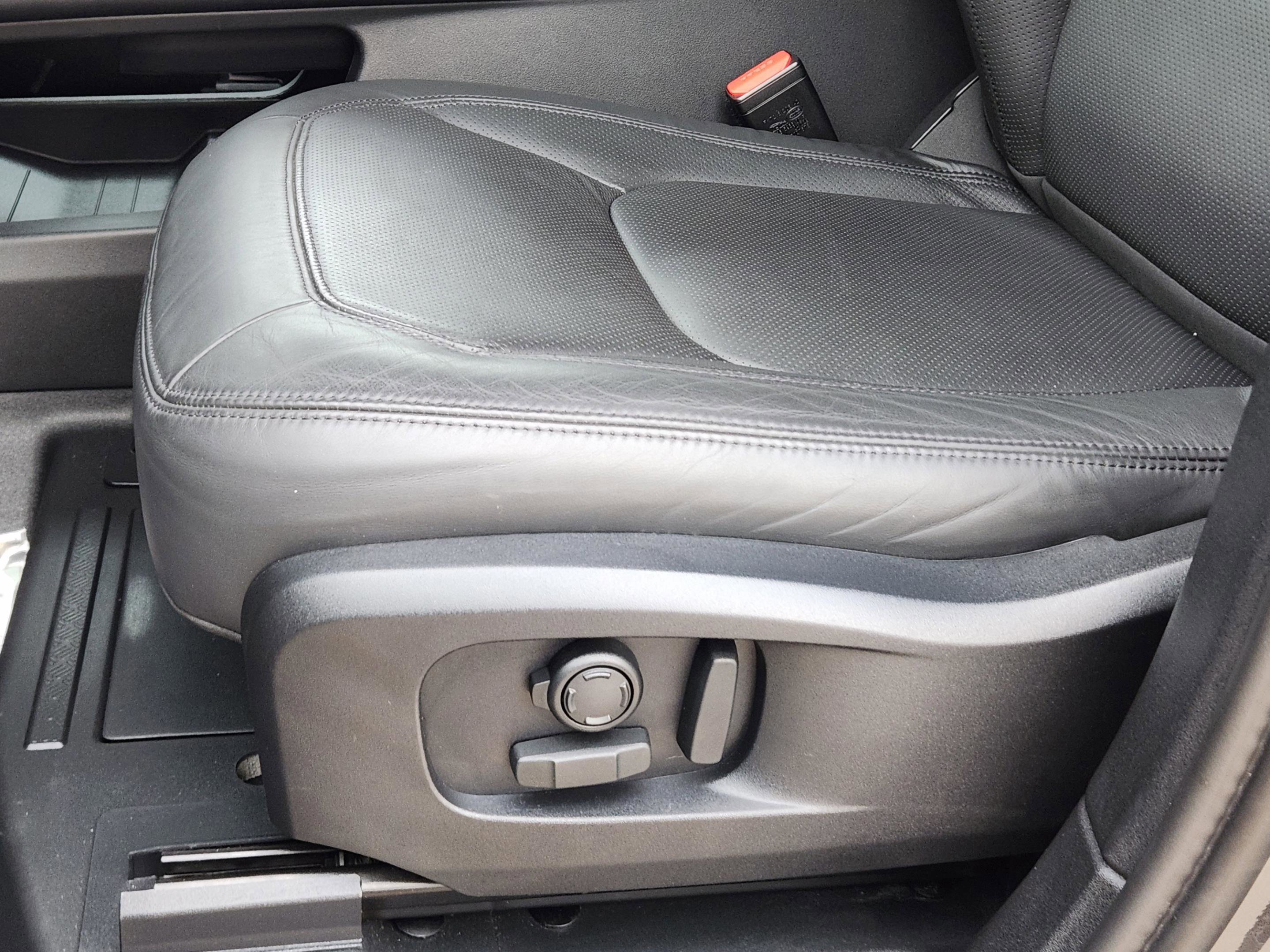 Certified 2025 Land Rover Defender 110 X-Dynamic SE image 24