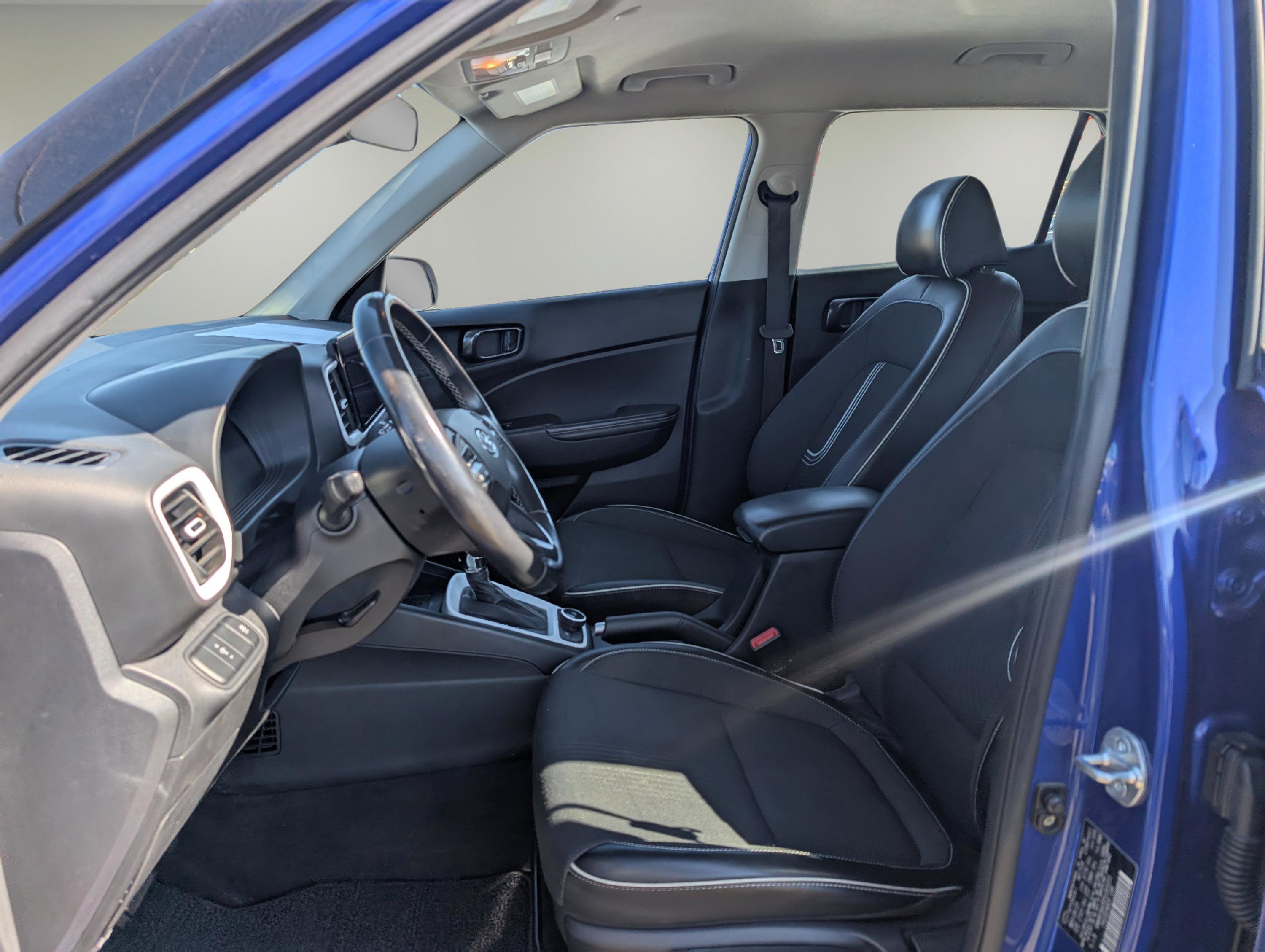 Used 2023 Hyundai Venue Limited image 9