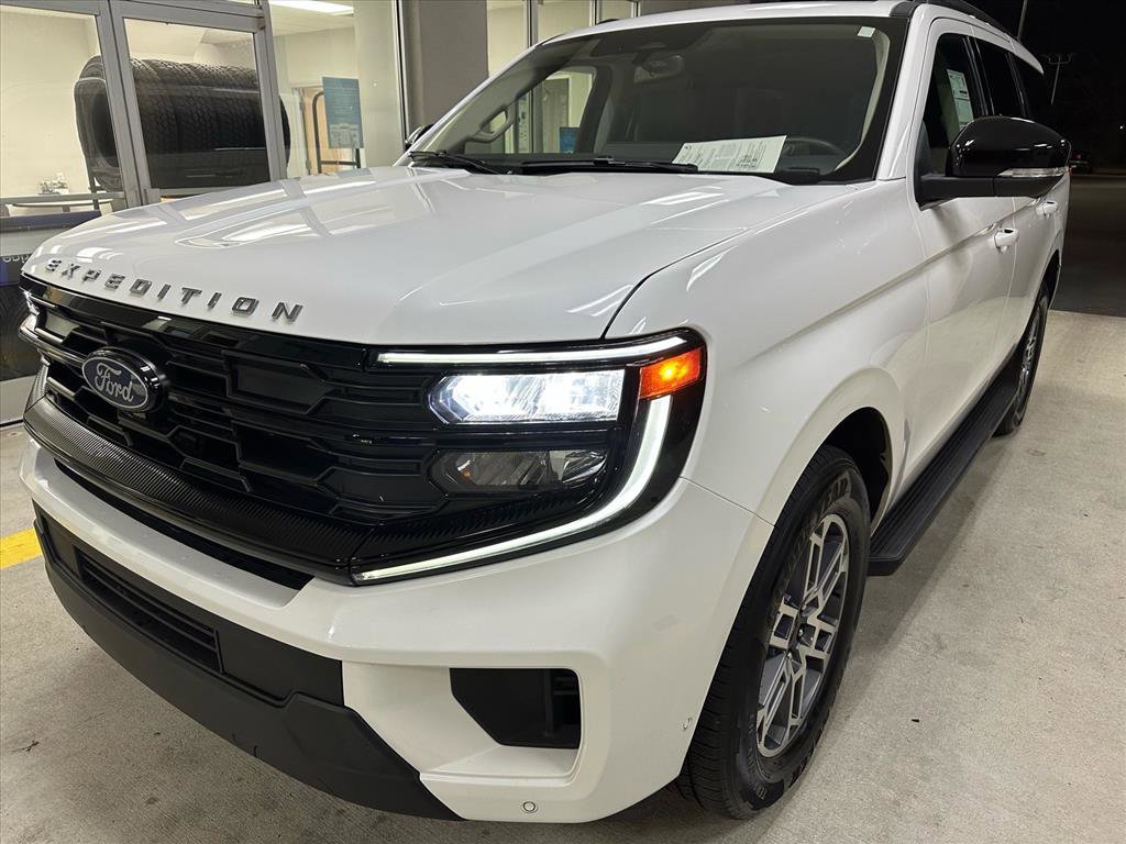 Certified 2025 Ford Expedition Active image 3