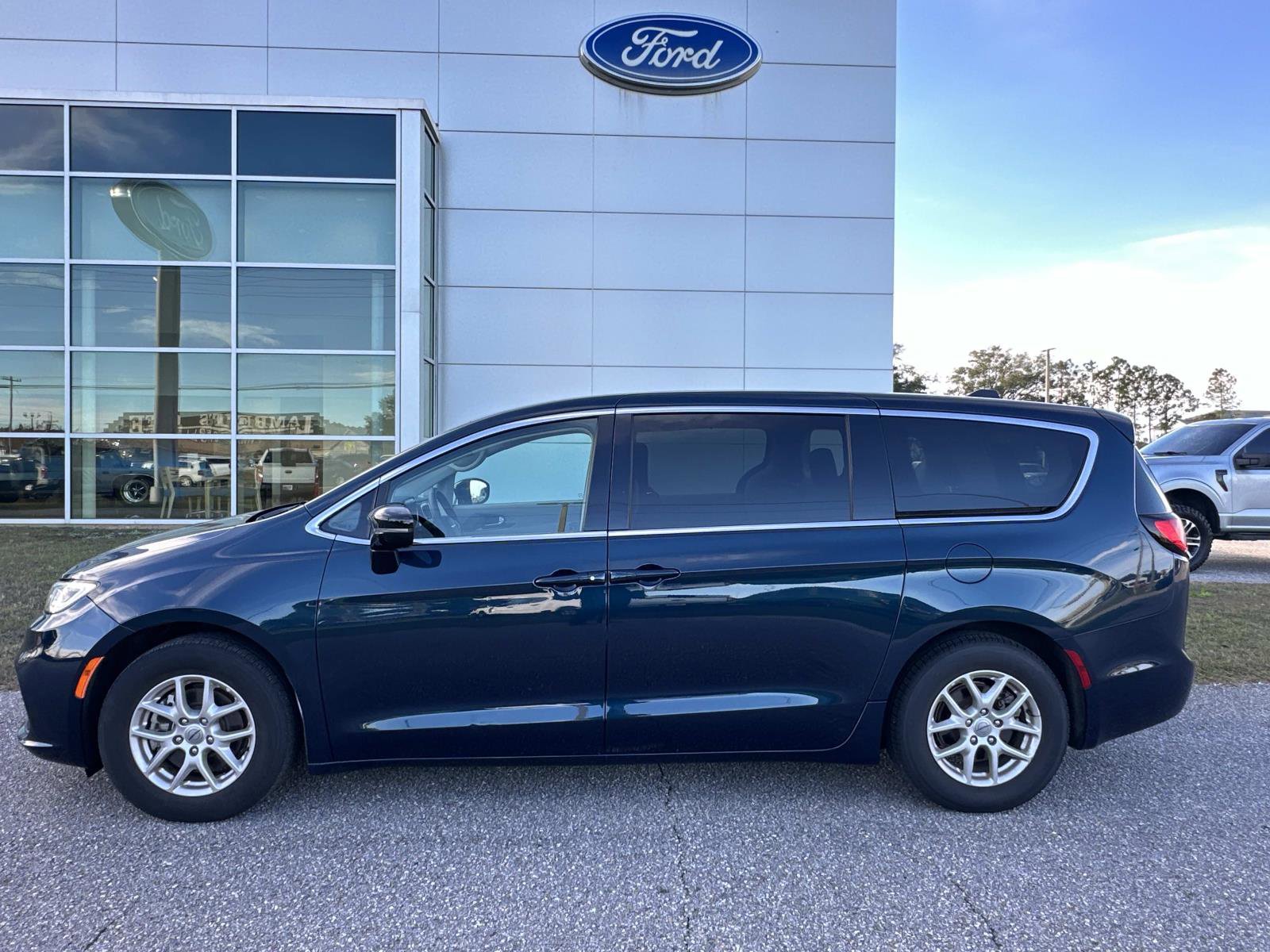Used 2024 Chrysler Pacifica Touring-L FWD image 25