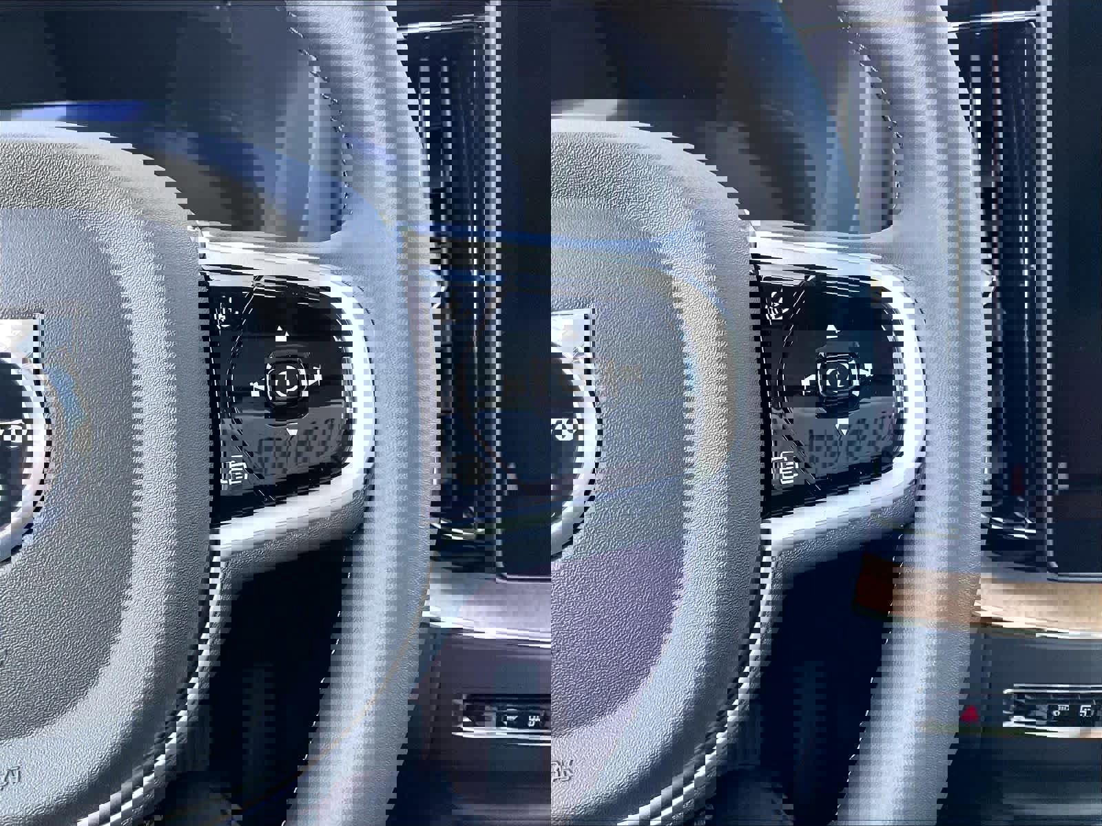 New 2026 Volvo XC60 B5 Plus w/ Protection Package Premier image 18