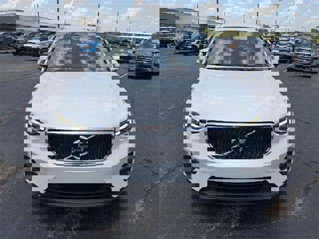 Used 2023 Volvo XC40 B5 Core image 2