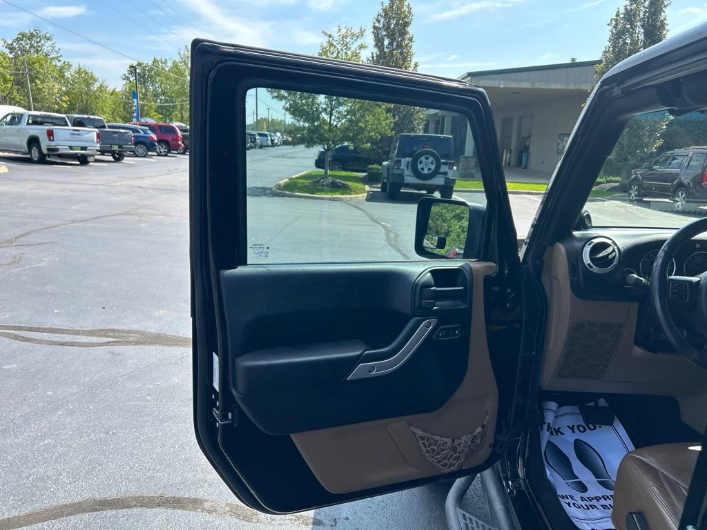 Used 2014 Jeep Wrangler Unlimited Sahara w/ Max Tow Package AWD/4WD image 9