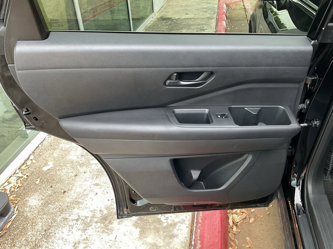 Used 2025 Nissan Pathfinder SV image 19