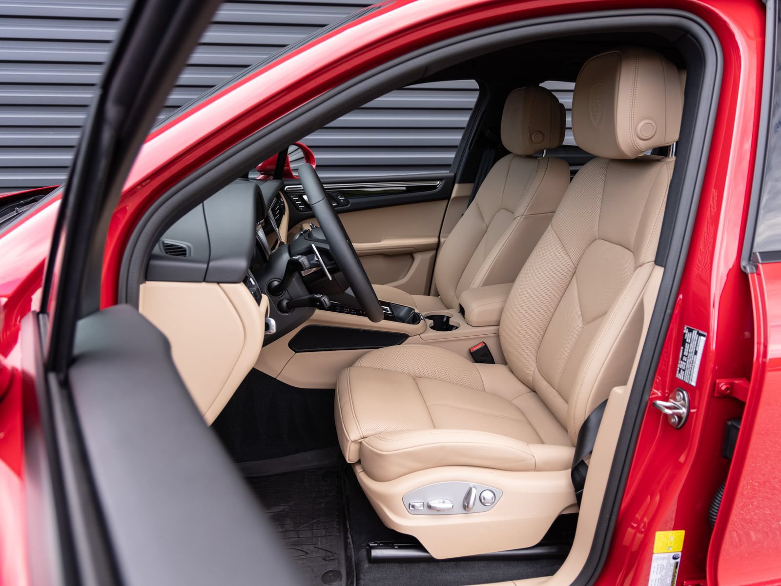 Certified 2026 Porsche Macan AWD/4WD image 5