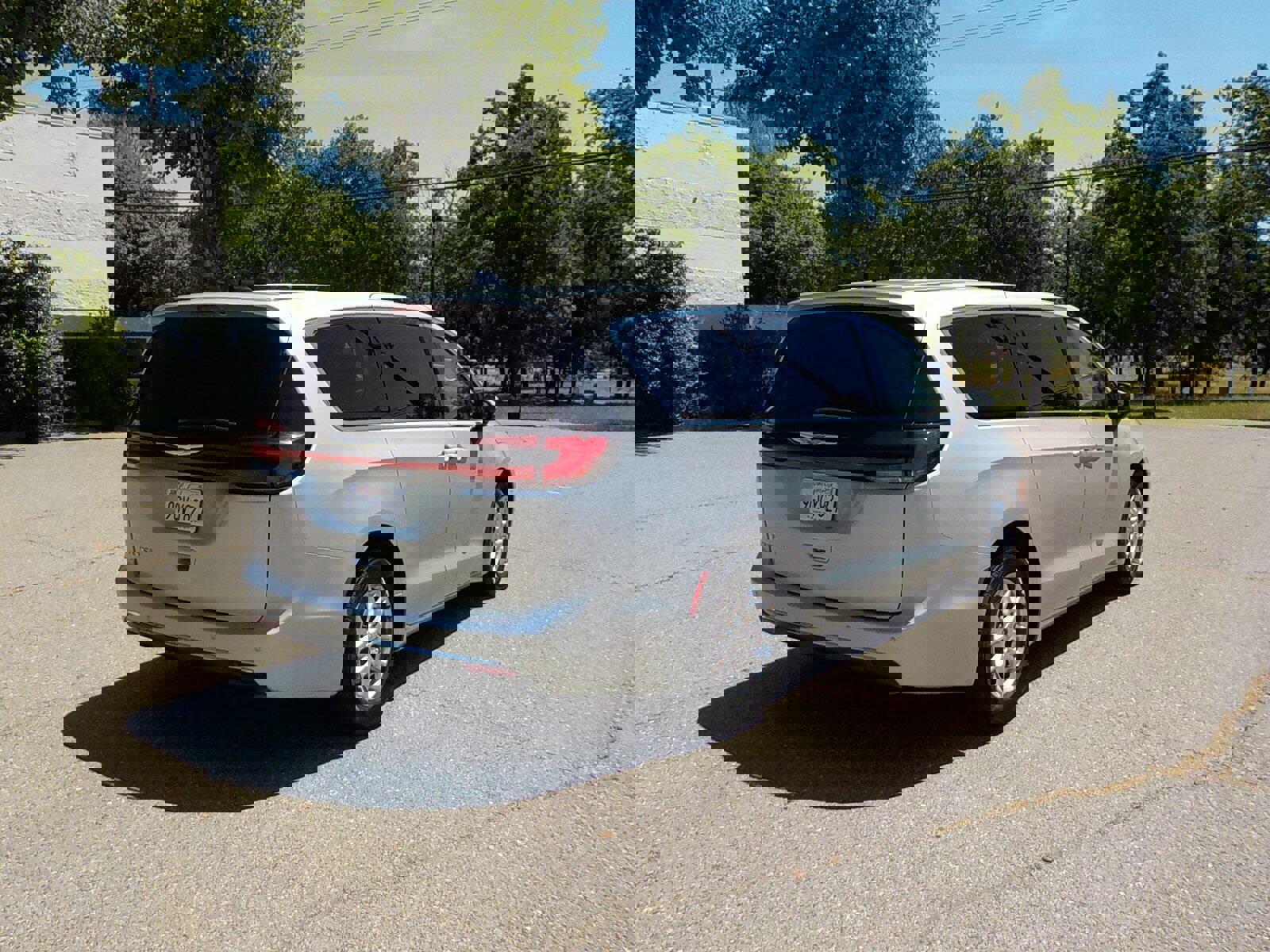 Used 2023 Chrysler Pacifica Touring-L image 5