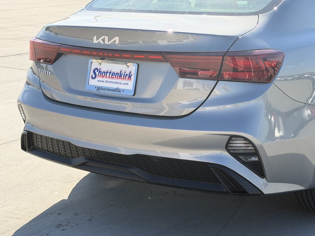 Used 2022 Kia Forte LXS FWD image 6