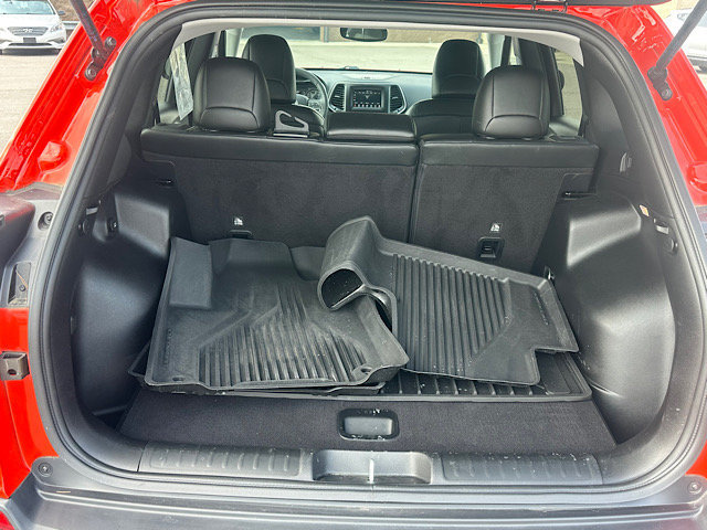 Used 2021 Jeep Cherokee Latitude Plus AWD/4WD image 13