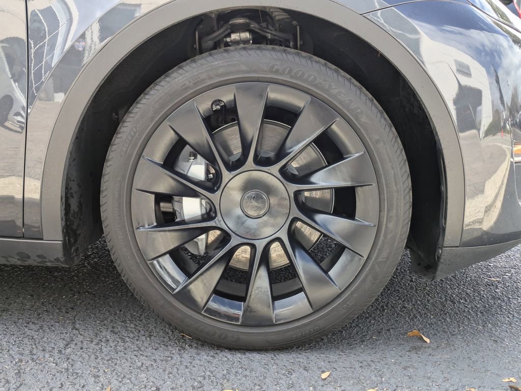 Used 2024 Tesla Model Y Long Range image 11