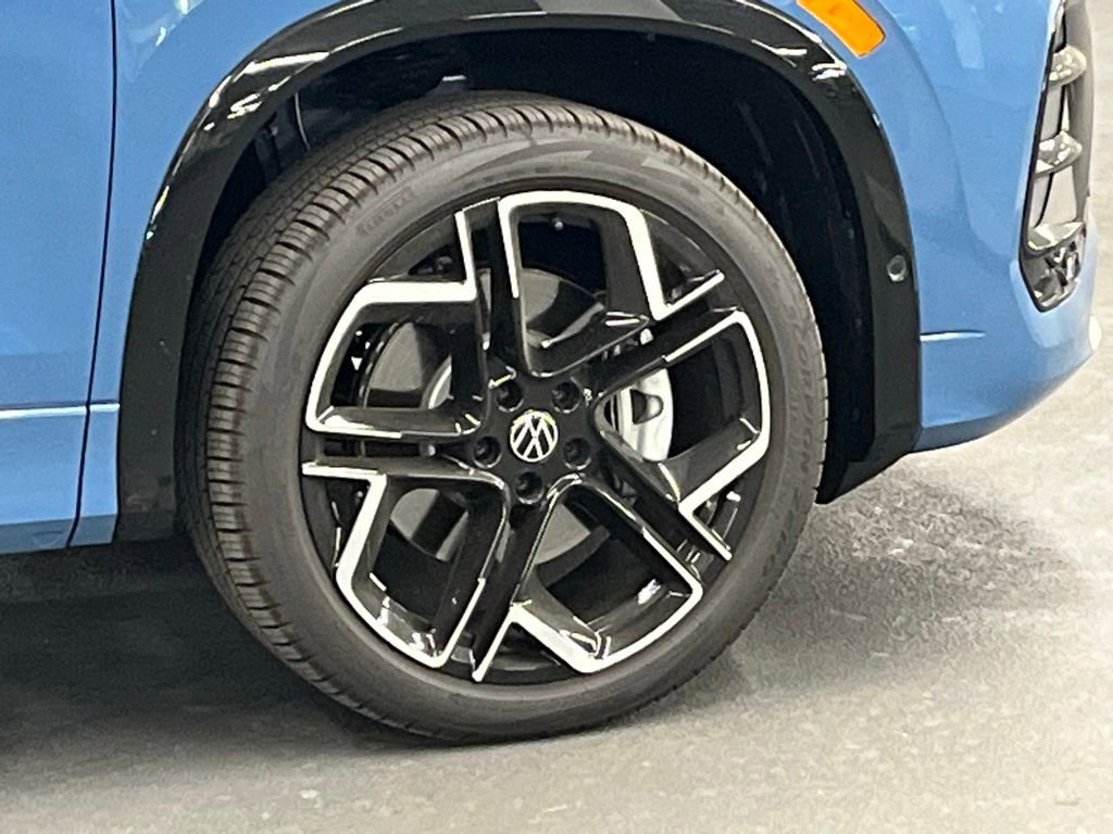 Certified 2025 Volkswagen Tiguan SEL R-Line image 40