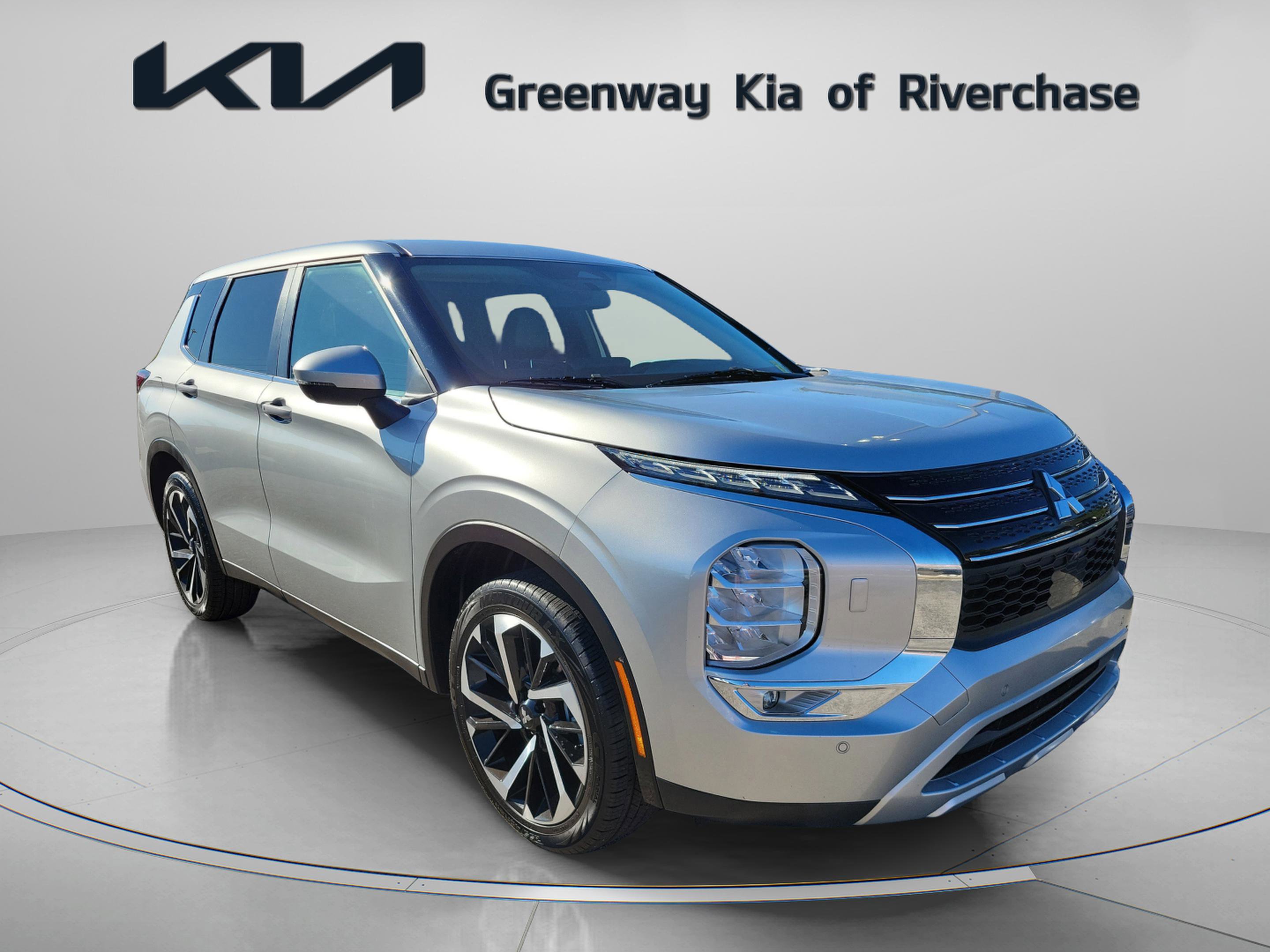 Used 2024 Mitsubishi Outlander SE image 1