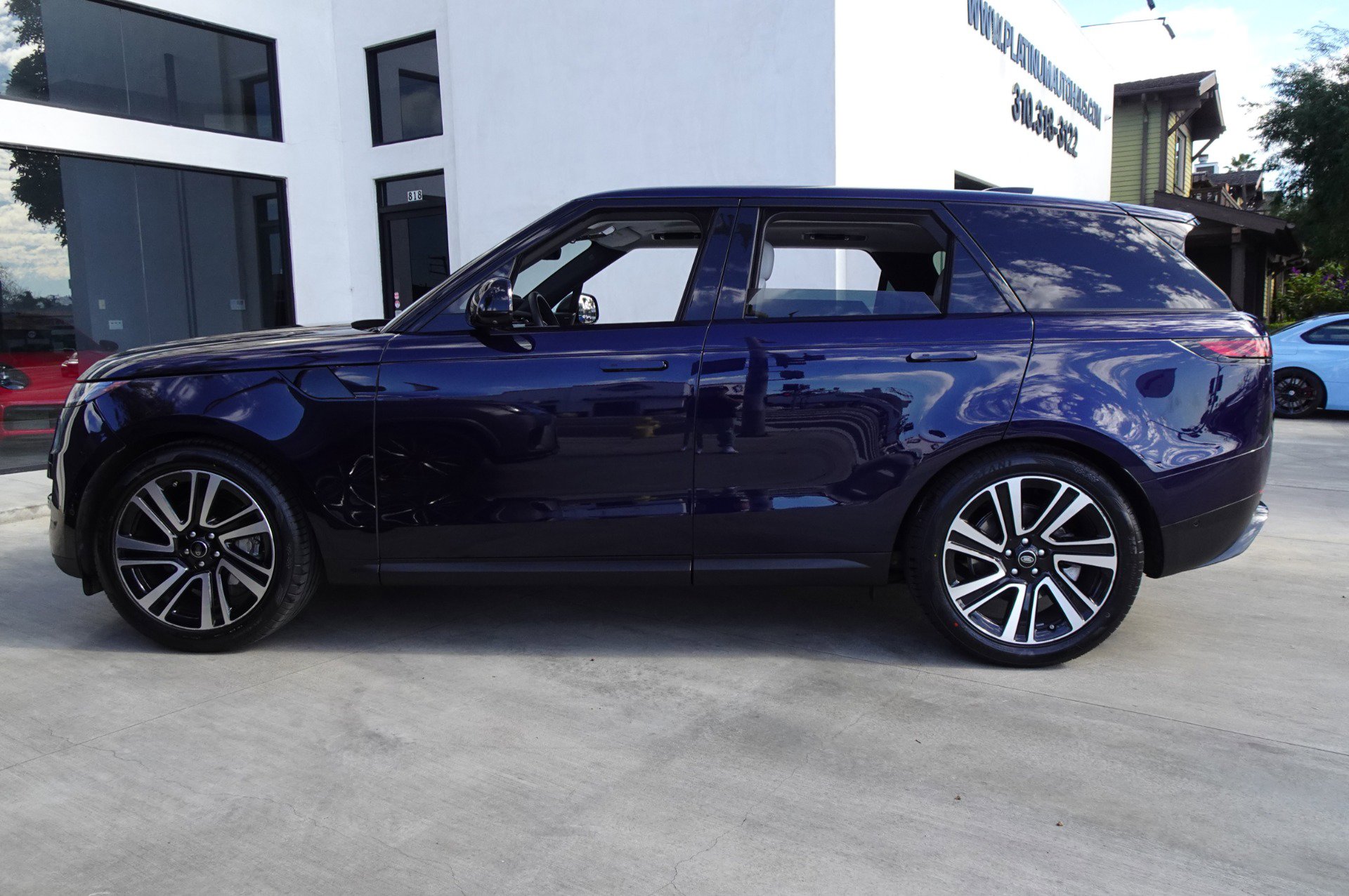 Used 2023 Land Rover Range Rover Sport SE AWD/4WD image 3