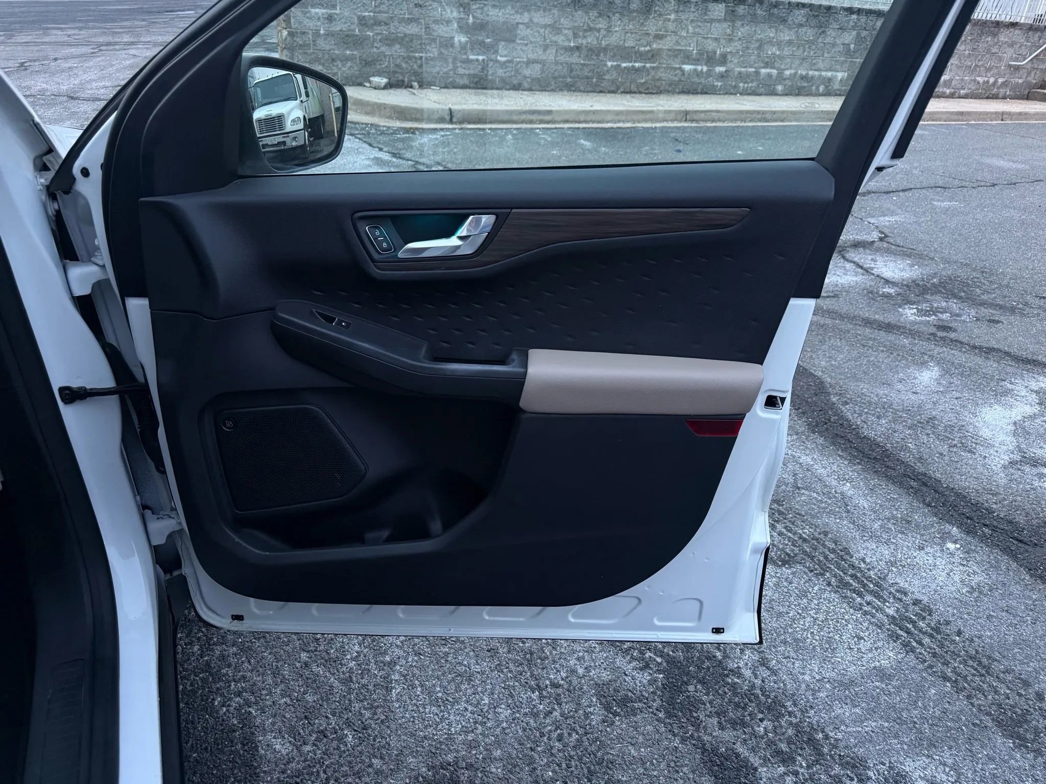 Used 2020 Ford Escape Titanium image 25