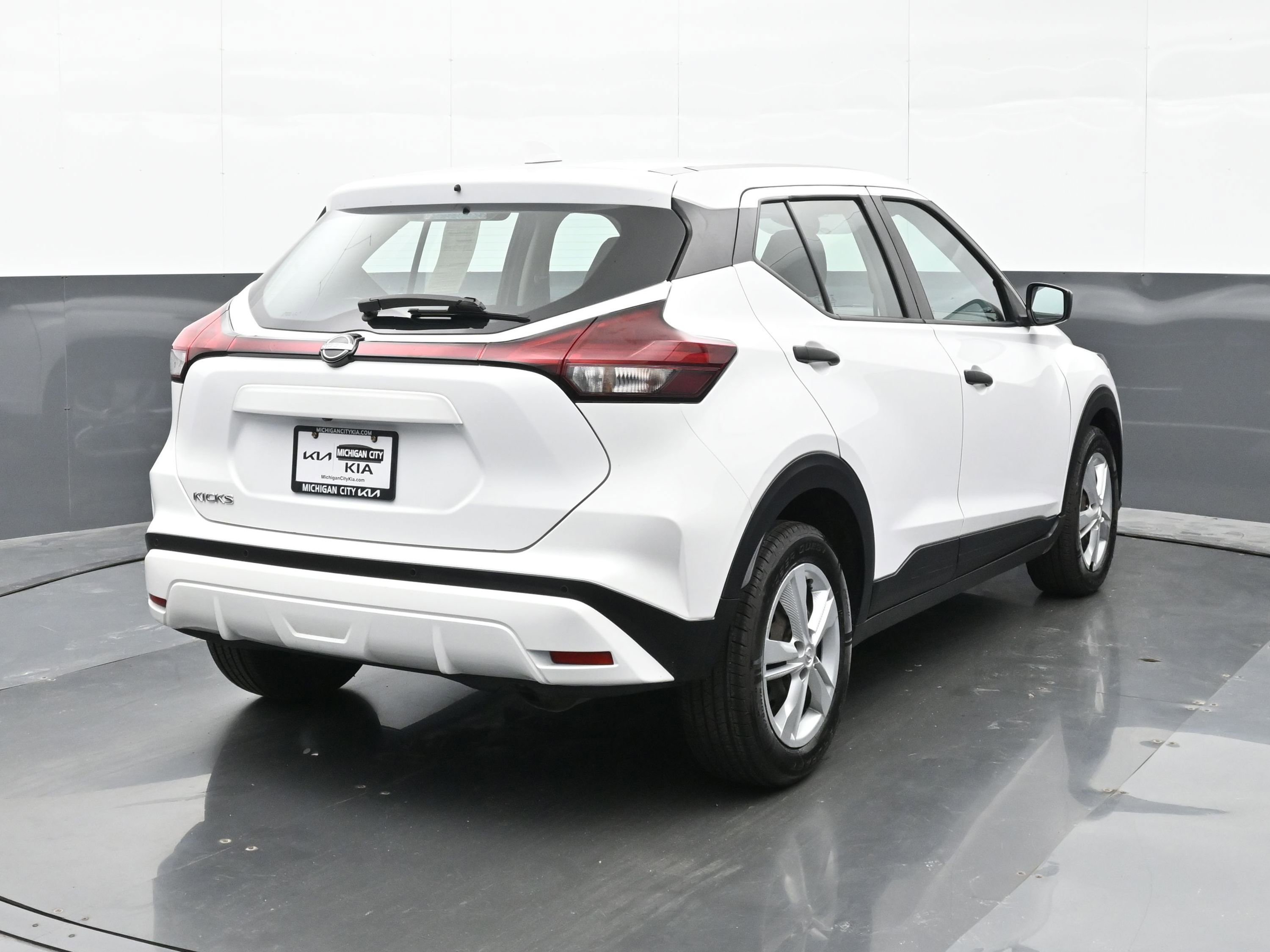 Used 2022 Nissan Kicks S FWD image 4