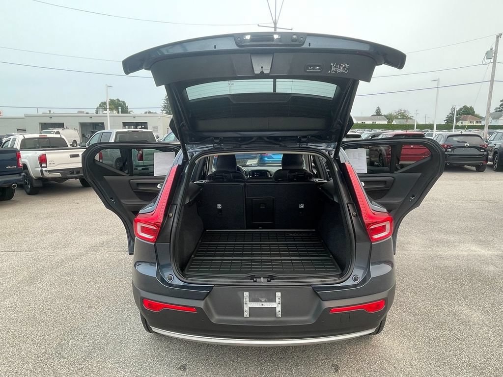Used 2022 Volvo XC40 T5 Momentum AWD/4WD image 24