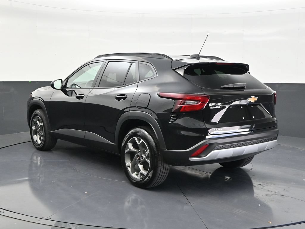 Used 2025 Chevrolet Trax LT w/ Driver Confidence Package FWD image 3