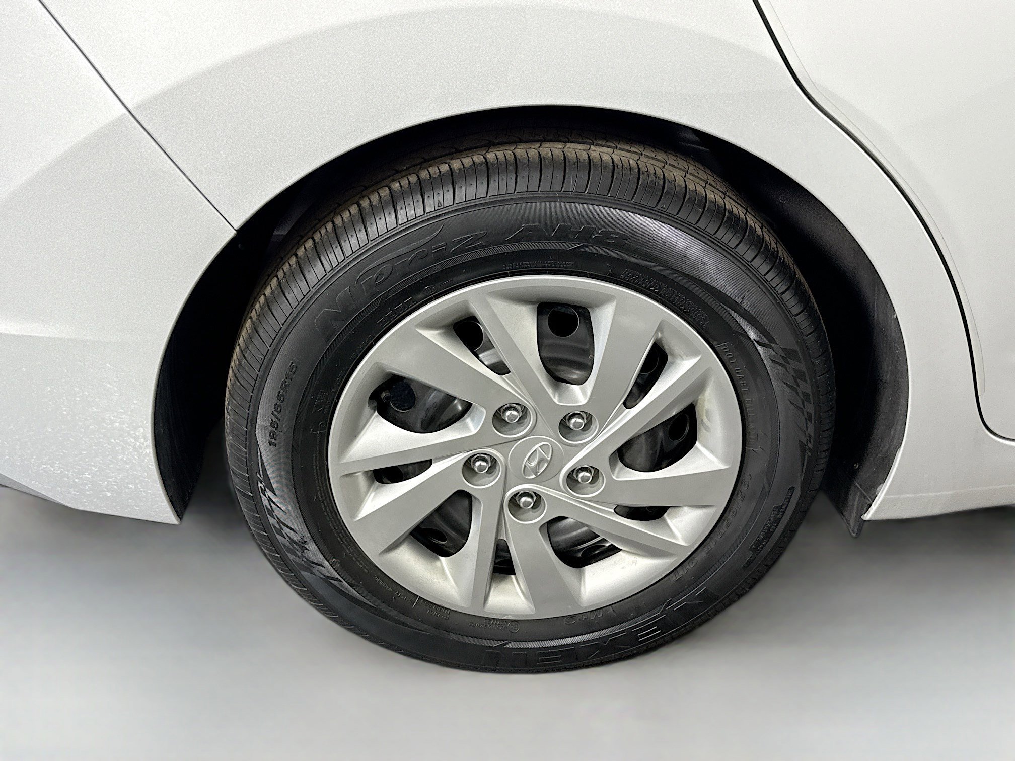 Used 2019 Hyundai Elantra SE image 32