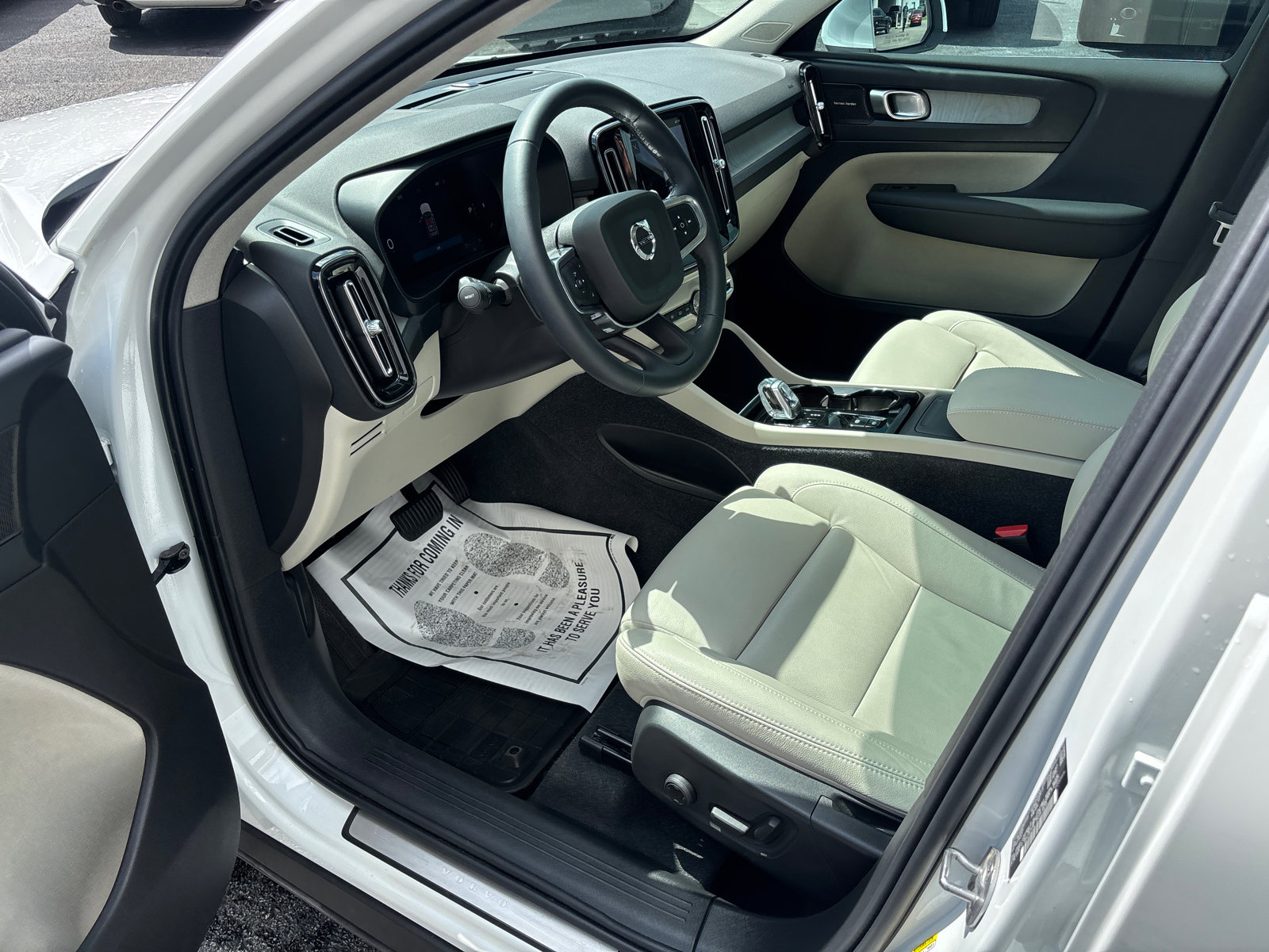 Used 2024 Volvo XC40 B5 Plus w/ Climate Package AWD/4WD image 23