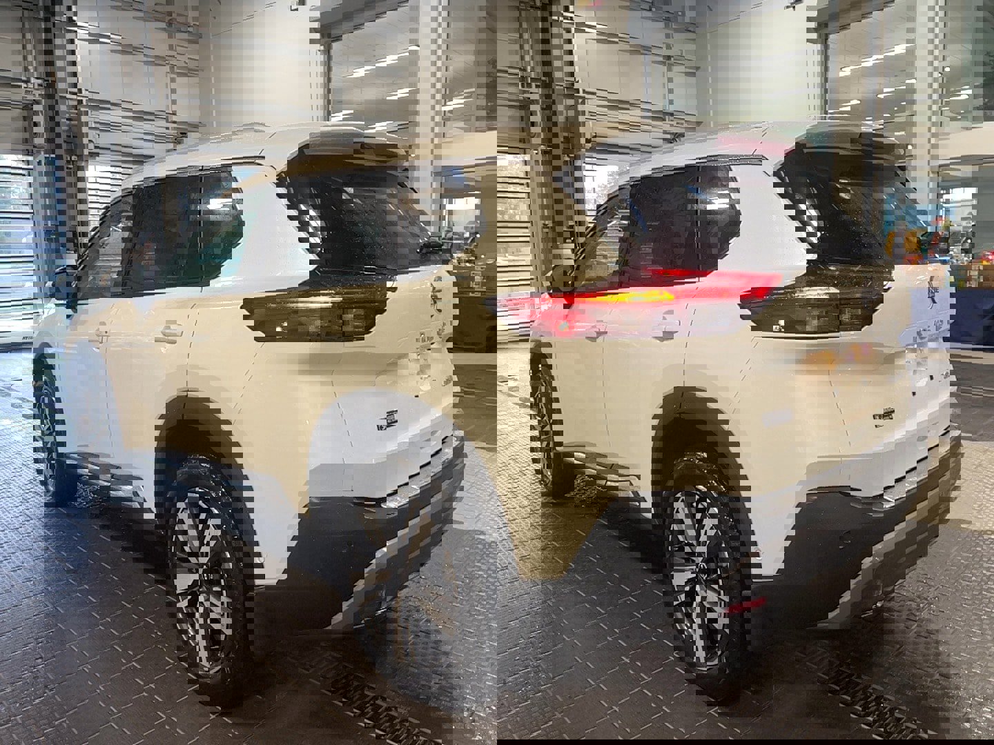 Used 2023 Nissan Rogue SL w/ SL Premium Package image 19