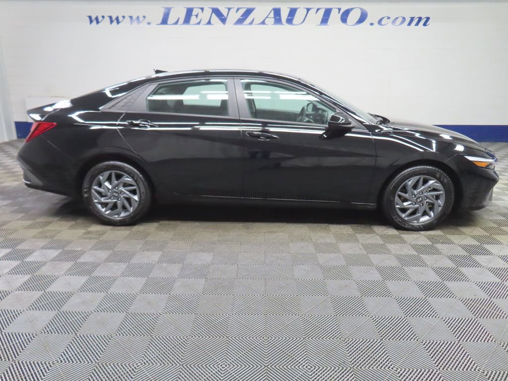 Used 2024 Hyundai Elantra SEL FWD image 2