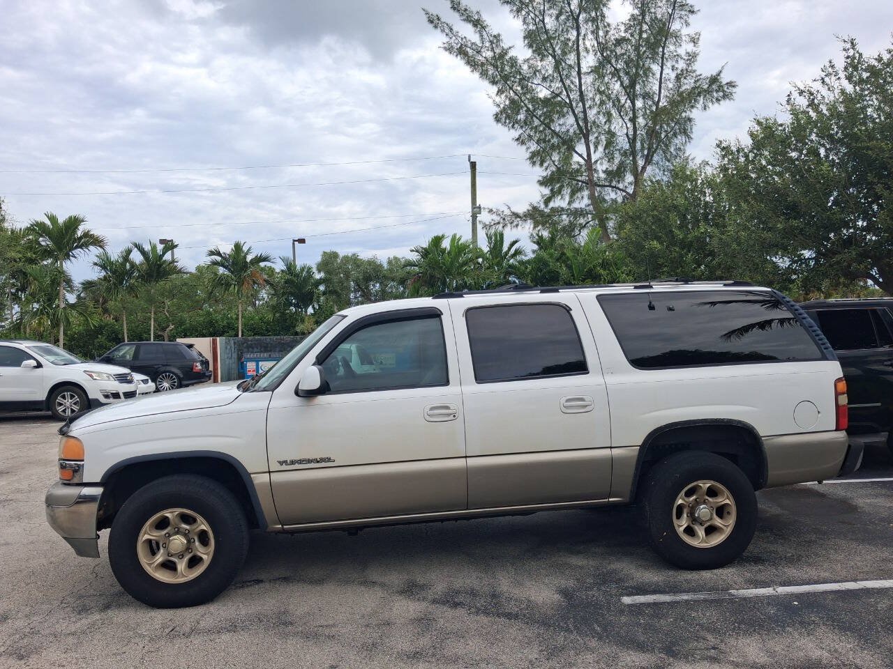Used 2000 GMC Yukon XL 2500 SLT w/ SLT Marketing Opt Pkg AWD/4WD image 1