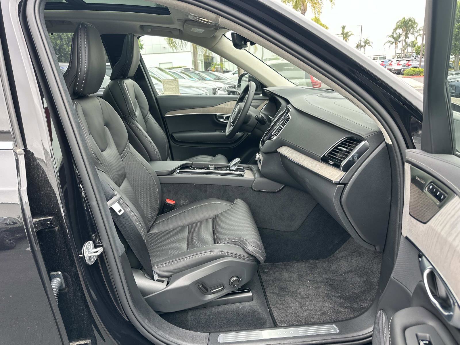 Certified 2024 Volvo XC90 B6 Ultimate w/ Lounge Package image 26