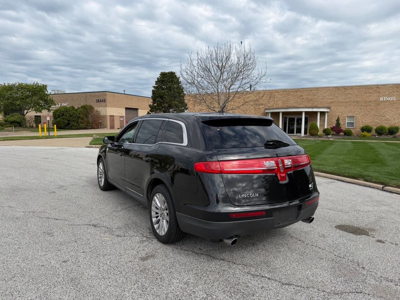 Used 2012 Lincoln MKT AWD image 3