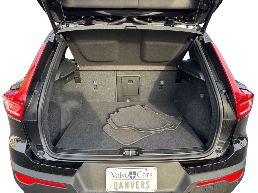 Certified 2025 Volvo XC40 B5 Plus image 6