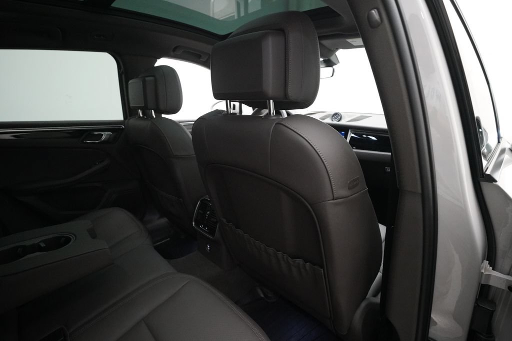 Certified 2023 Porsche Macan AWD/4WD image 28