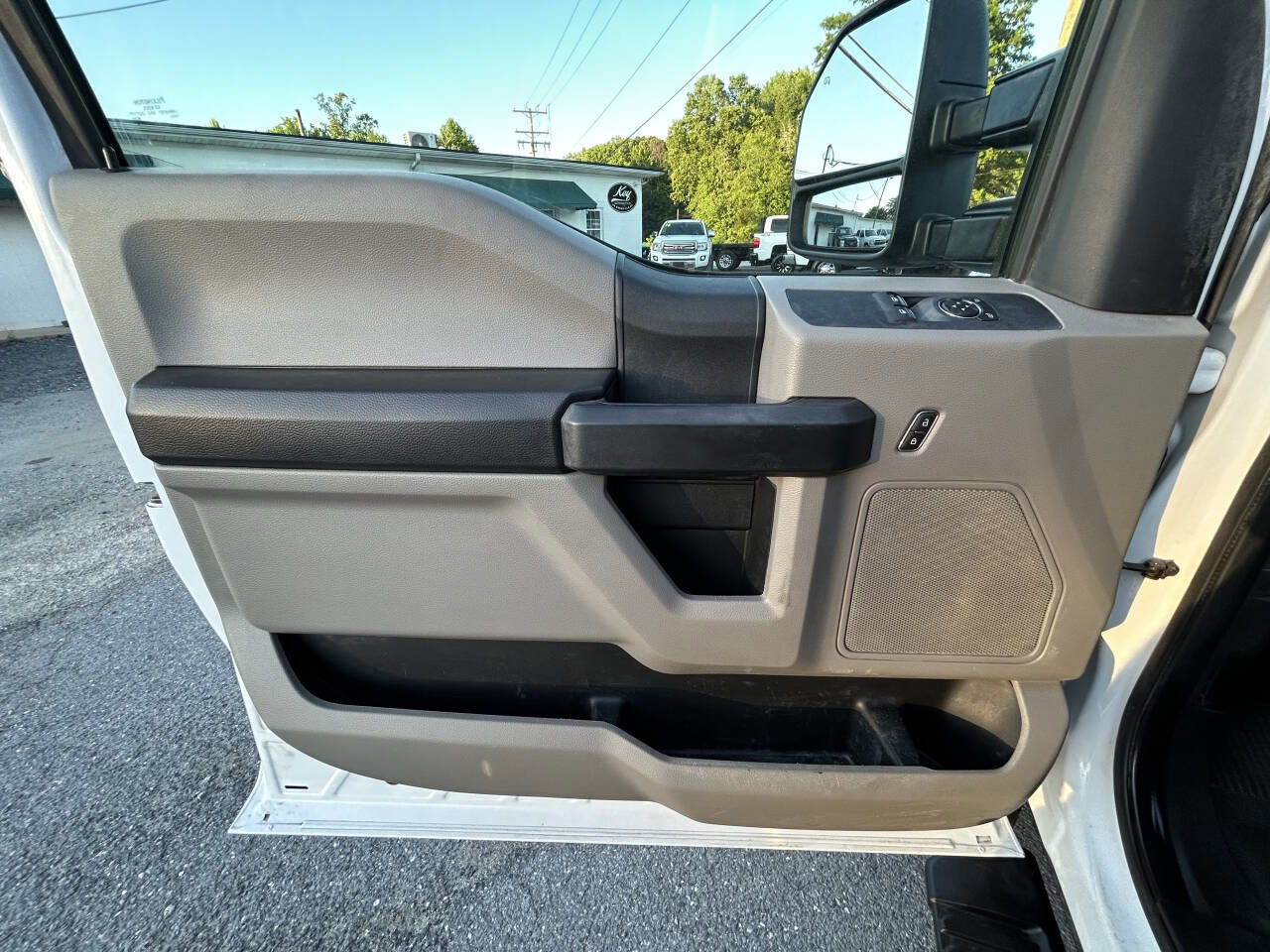 Used 2019 Ford F550 4x4 Regular Cab Super Duty w/ XL Value Package image 18