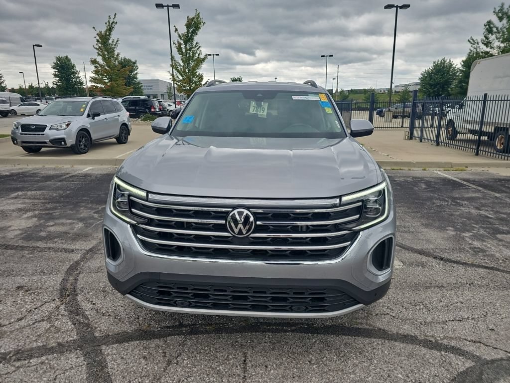 Used 2025 Volkswagen Atlas SE AWD/4WD image 2