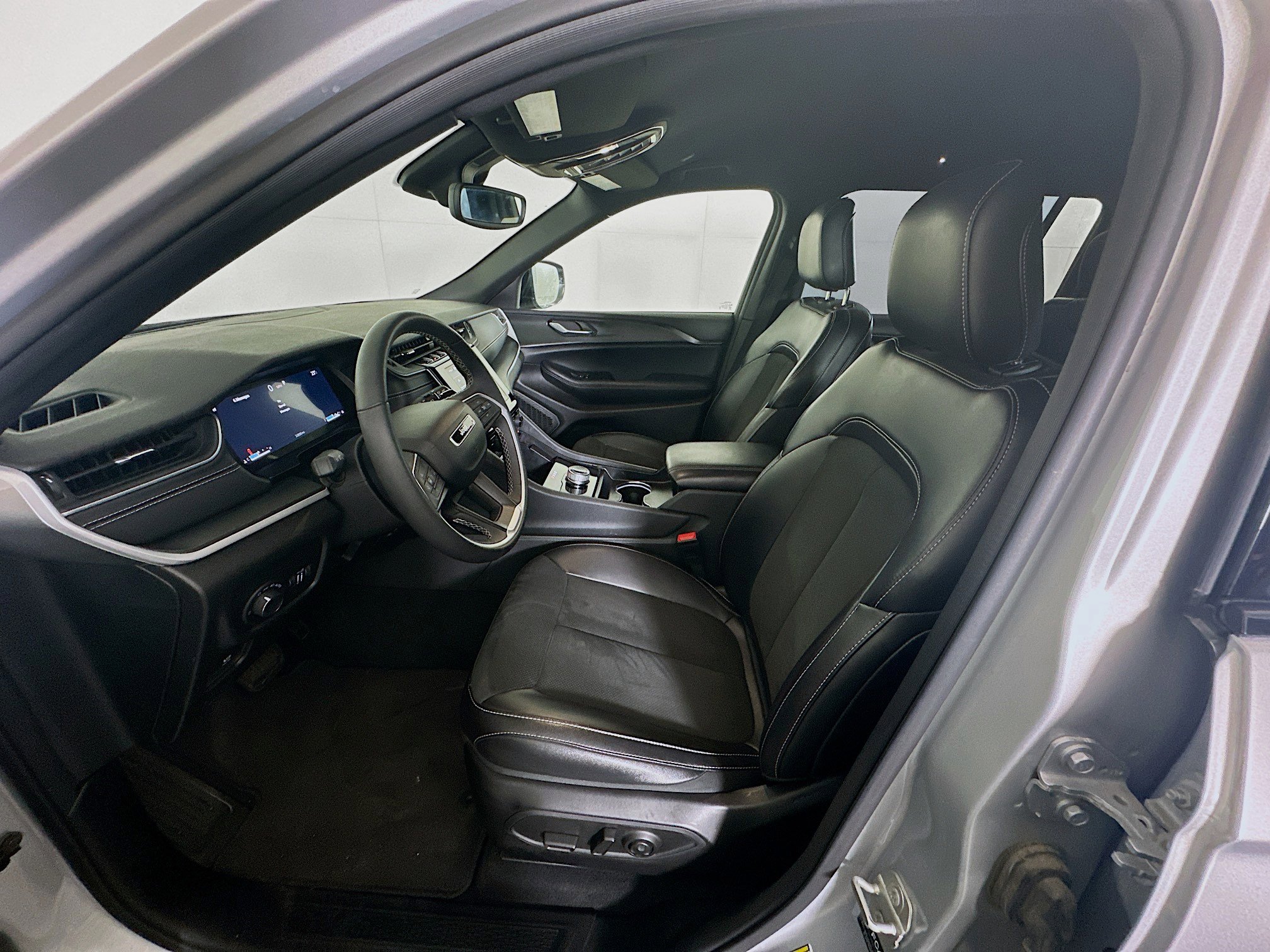 Used 2024 Jeep Grand Cherokee L Laredo image 13